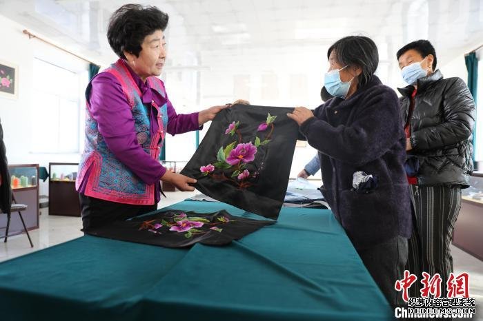 图为白晶莹验收绣工的作品。 科右中旗宣传部供图